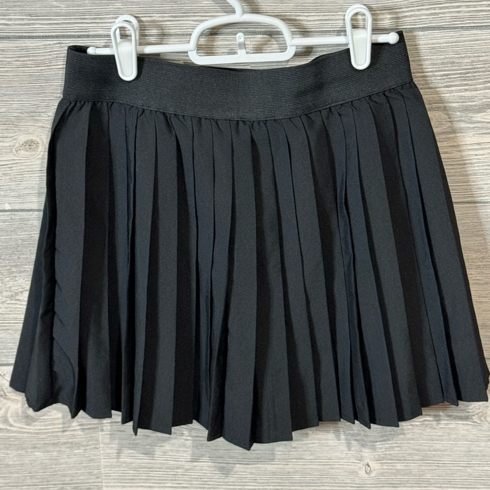 Black pleated mini skirt with an elastic waist and lined with shorts Size Medium - Picture 5 of 12